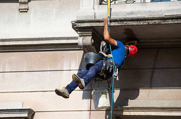 Profesional realizando trabajos verticales